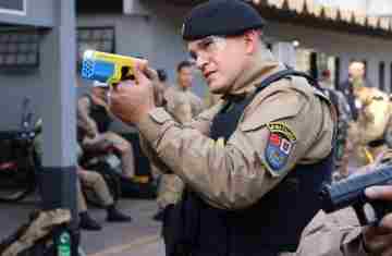  Polícia Militar do Paraná começa a utilizar Tasers em operações nas ruas